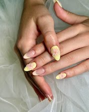 Soft yellow floral manicure
